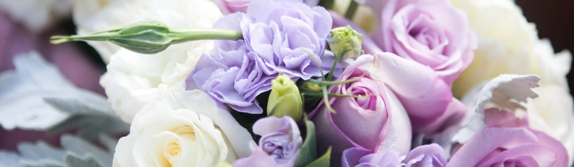 Bukiet z fioletowymi, białymi i różowymi kwiatami